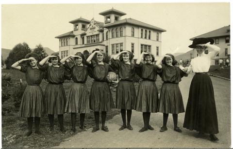 [1909 Girls' Basketball Team]