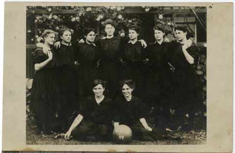 [1907 Women's Basketball team]